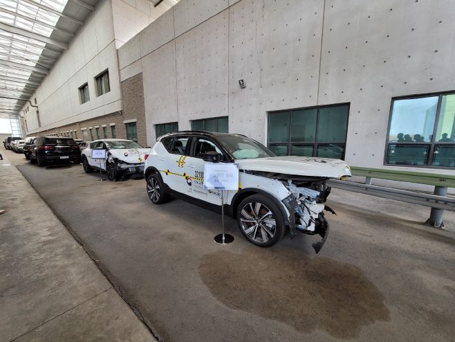 충돌 시험으로 파손된 볼보 XC40 리차지./사진=홍선미 기자@smhong