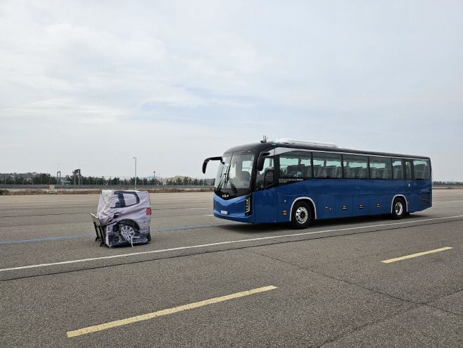 45인승 버스로 진행된 자동긴급제동(AEBS) 시험./제공=자동차안전연구원