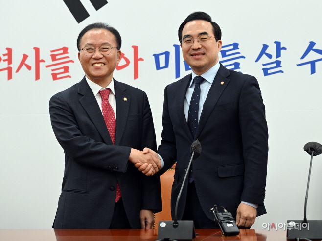 윤재옥 국민의힘 신임 원내대표(왼쪽)가 10일 국회에서 취임 인사차 박홍근 더불어민주당 원내대표를 찾아 인사를 나누고 있다. /송의주 기자