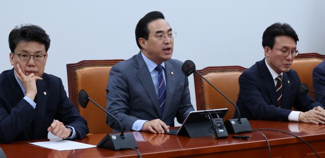 박홍근 더불어민주당 원내대표가 18일 국회에서 원내대책회의를 하고 있다. /연합