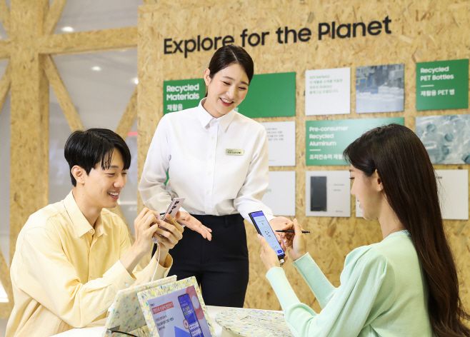 관람객들이 19일 서울 코엑스에서 열린 '2023 월드IT쇼' 삼성전자관에서 '갤럭시 S23 울트라'와 'S펜'으로 나만의 손글씨 폰트를 만들어보고 있다. /제공=삼성전자