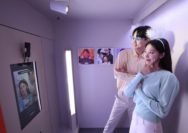 관람객들이 19일 서울 코엑스에서 열린 '2023 월드IT쇼' 삼성전자관 포토부스에서 '갤럭시 S23' 시리즈와 함께 사진을 촬영하고 있다. /제공=삼성전자