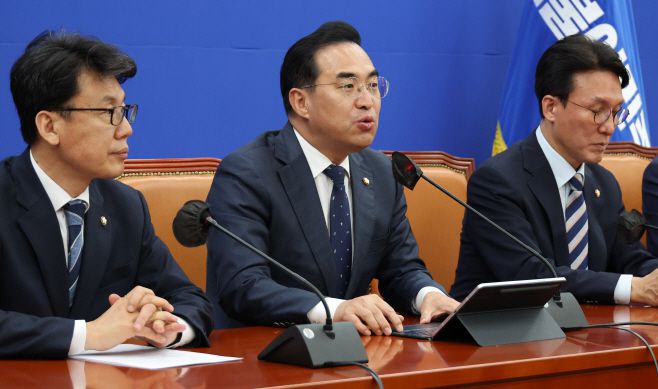 박홍근 더불어민주당 원내대표가 25일 국회 당 사무실에서 원내대책회의를 하고 있다. /연합