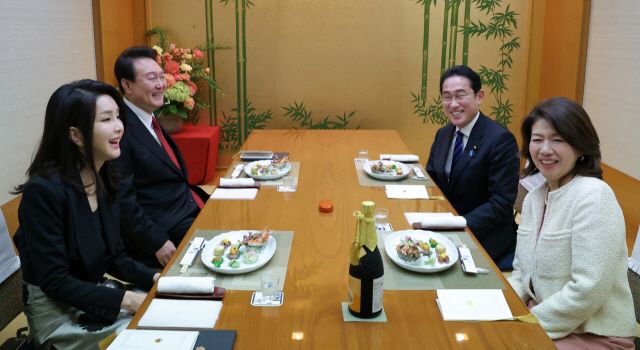 1박2일 일정으로 일본을 방문한 윤석열 대통령과 김건희 여사가 기시다 후미오 일본 총리 부부가 지난 3월 16일 도쿄 긴자의 한 스키야키·샤부샤부 전문점에서 만찬을 하고 있다./연합