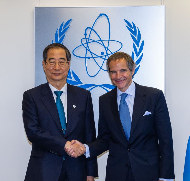유럽을 순방 중인 한덕수 국무총리가 9일 오후(현지시간) 오스트리아 빈에 있는 빈 국제센터(VIC)를 방문해 라파엘 그로시 IAEA(국제원자력기구) 사무총장 면담에 앞서 악수하고 있다./연합