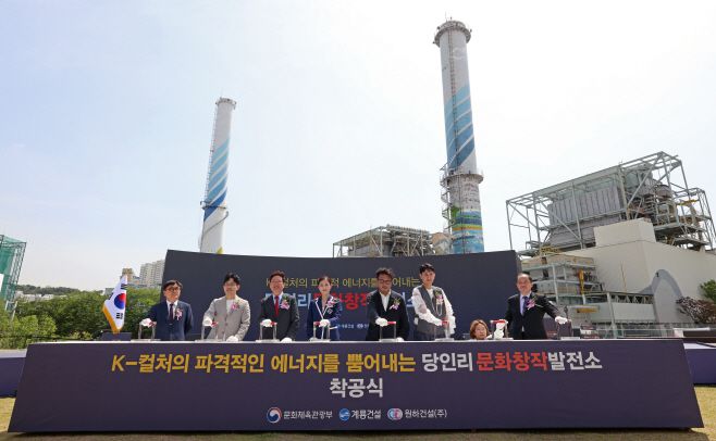 17일 서울 마포구 당인리 문화창작발전소 부지에서 열린 당인리 문화창작발전소 착공식에서 박보균 문화체육관광부 장관을 비롯한 참석자들이 착공 세리머니를 하고 있다. 왼쪽부터 윤길호 계룡건설 사장, 백현호 문체부 MZ드리머스 단원, 박보균 문체부 장관, 김주원 발레리나, 조민석 매스스터디스대표, 박그림 작가, 이유정 소플대표, 김호빈 한국중부발전 사장./제공=문화체육관광부