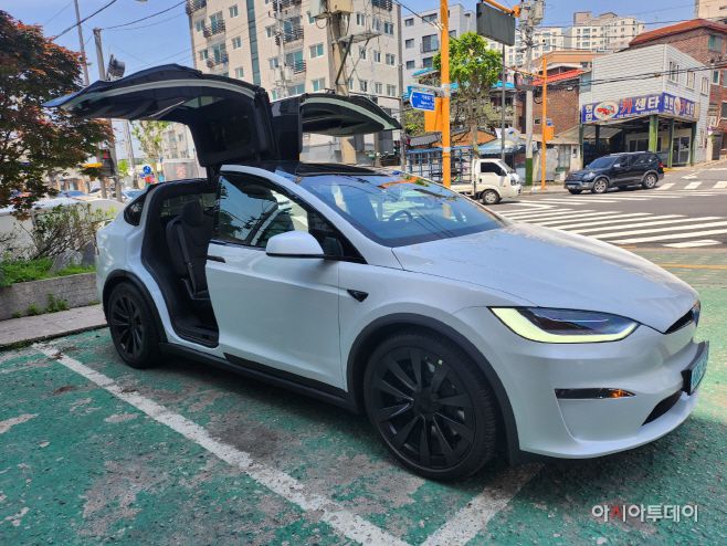 2열 도어가 위로 열리는 '팔콘 윙' 탑재한 테슬라 모델X 외관. /사진=박완준 기자 @press-jun