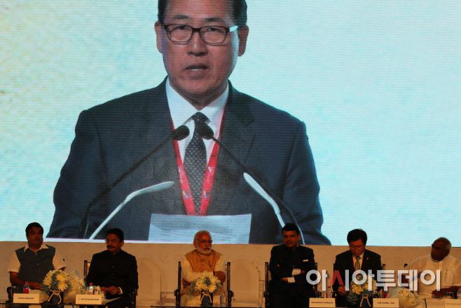 임기택 국제해사기구(IMO) 사무총장(스크린)이 2016년 4월 14일(현지시간) 인도 중서부 마하라슈트라(Maharashtra)주 뭄바이(Mumbai) 컨벤션센터에서 3일 일정으로 시작된 국제 해양박람회(Maritime Summit) 개막식에서 연설을 하고 있다. 이를 니틴 가드카리(Nitin Gadkari) 인도 해운·도로교통부 장관(왼쪽부터), C 비디아사가르 라오(Vidyasagar Rao) 마하라슈트라주 지사, 나렌드라 모디 총리, 데벤드라 파드나비스(Devendra Fadnavis) 주총리, 김영석 당시 해양수산부 장관이 경청하고 있다./사진=뭄바이=하만주 특파원