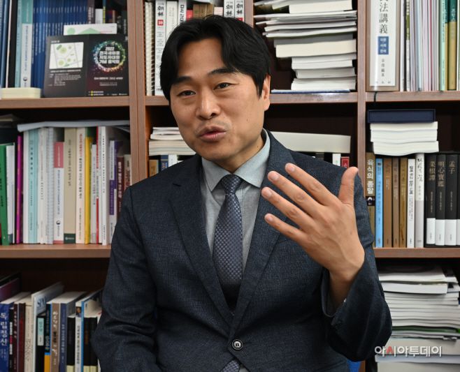 국민의힘 최고위원 후보로 나선 이종배 서울시의원이 지난 2일 서울 중구 서울시의회 의원회관에서 아시아투데이와 인터뷰하고 있다. /송의주 기자songuijoo@