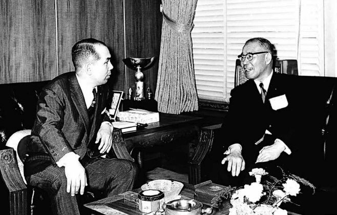 박태준 포항종합제철소 사장(왼쪽)이 1969년경 나가노 시게오(永野重雄) 신일본제철 회장과 회담하고 있다./사진=포스코 50년사 화보집 캡처