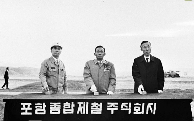 1970년 4월 1일 박정희 당시 대통령(가운데)과 김학렬 부총리(오른쪽)·박태준 포항종합제철 사장이 경북 영일군 대송면 포항종합제철소 1기 설비 종합 착공식에서 착공 버튼을 누르고 있다./사진=포스코 50년사 화보집 캡처