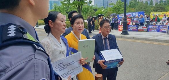 경기민요 국악인들이 지난 8일 대전 문화재청에 탄원서를 제출했다./제공=경기민요 비대위