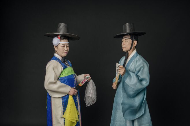 올해 축제의 개막작인 '불문율' 무대에 오르는 무녀 김동언(왼쪽)과 윤진철 명창./제공=국립극장