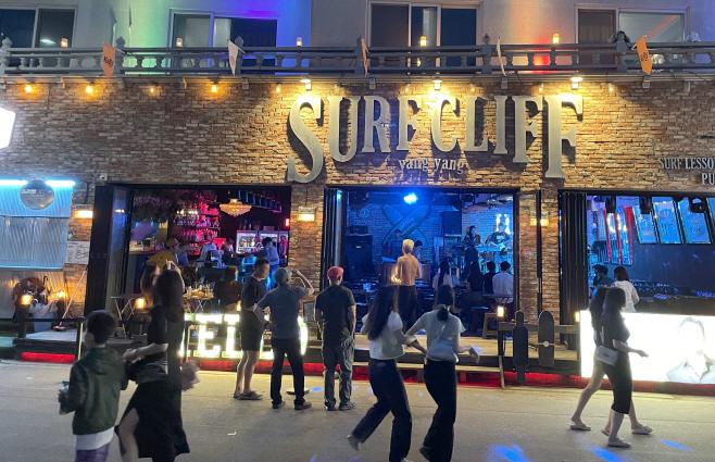 양양 인구해변. '양리단길'의 메인스트리트로 통한다. 펍과 클럽 등이 모여있다./ 김성환 기자