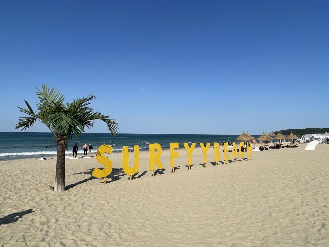 양양 서피비치 곳곳에는 예쁜 포토존이 마련돼 있다. 해변은 서퍼가 아니라도 누구나 이용 가능하다./ 김성환 기자