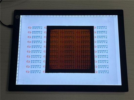 한전 전력연구원에서 제작한 15×15㎠ 창호형 페로브스카이트 모듈./제공=전력연구원