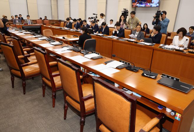 13일 국회 행정안전위원회 '이태원 참사 특별법' 입법 공청회가 국민의힘 의원들이 퇴장한 채로 열리고 있다. /연합뉴스