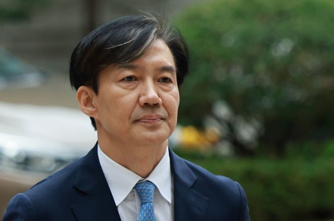 '자녀 입시비리·감찰무마 의혹'으로 재판에 넘겨진 조국 전 법무부 장관이 지난 17일 서울 서초구 서울고등법원에서 열린 2심 첫 공판에 출석하고 있다. /연합뉴스