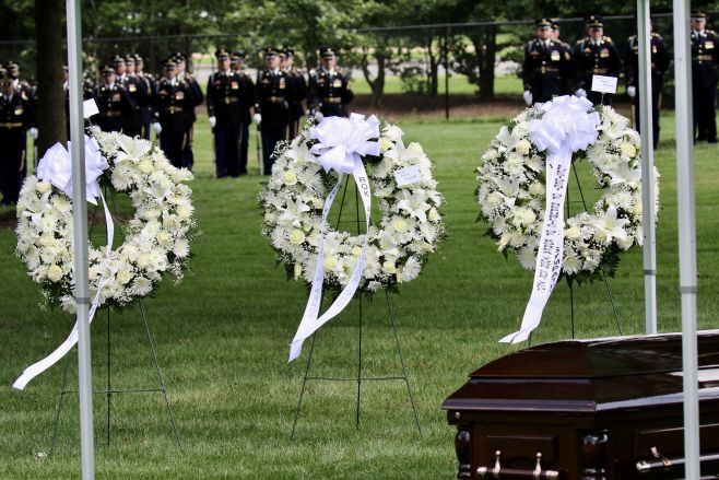 윤석열 대통령(오른쪽부터)·조현동 주미 한국대사 등이 보낸 조화가 25일 오후(현지시간) 미국 워싱턴 D.C. 인근 버지니아주 알링턴 국립묘지에서 진행된 로버트 세네월드 미국 육군 대장의 안장식장에 놓여있다./하만주 워싱턴 특파원