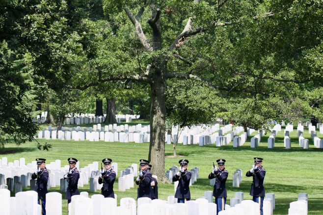 미군 의장대가 25일 오후(현지시간) 미국 워싱턴 D.C. 인근 버지니아주 알링턴 국립묘지에서 진행된 로버트 세네월드 미국 육군 대장의 안장식에서 예포를 쏘고 있다./하만주 워싱턴 특파원