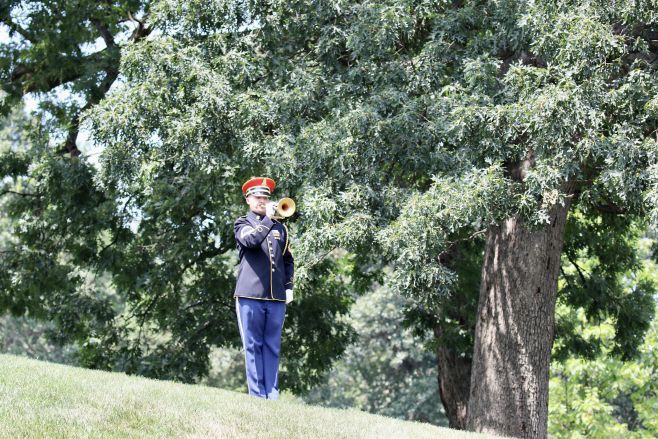 미군 의장대원이 25일 오후(현지시간) 미국 워싱턴 D.C. 인근 버지니아주 알링턴 국립묘지에서 진행된 로버트 세네월드 미국 육군 대장의 안장식에서 진혼곡을 연주하고 있다./하만주 워싱턴 특파원