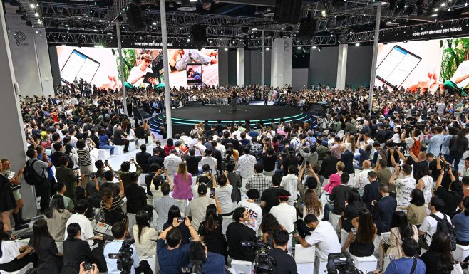 노태문 삼성전자 MX사업부장 사장이 26일 서울 강남구 코엑스에서 열린 갤럭시 언팩 행사에서 환영사를 하고 있다. /송의주 기자