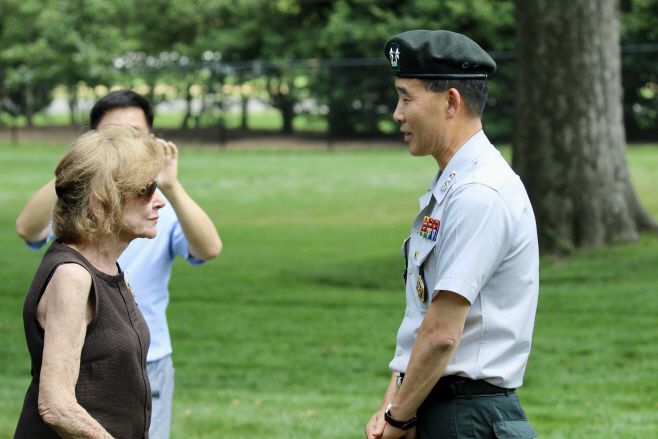 이경구 주미 한국대사관 무관이 25일 오후(현지시간) 미국 워싱턴 D.C. 인근 버지니아주 알링턴 국립묘지에서 진행된 로버트 세네월드 미국 육군 대장의 안장식에서 고인의 부인 낸시 밴스 세네월드 여사에게 이종섭 국방장관 등의 조전을 전하면서 조의를 표하고 있다./하만주 워싱턴 특파원