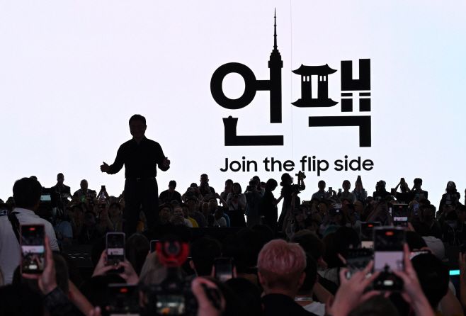 노태문 삼성전자 MX사업부장 사장이 26일 서울 강남구 코엑스에서 열린 갤럭시 언팩 행사에서 환영사를 하고 있다. /송의주 기자