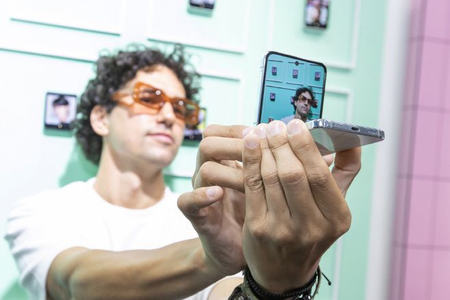 서울 강남구 코엑스에서 개최된 '갤럭시 언팩'에서 관람객이 '갤럭시 Z 플립5'의 커버 스크린 '플렉스 윈도우'로 셀피 촬영을 하고 있다./삼성전자