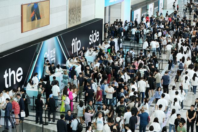 26일 서울 강남구 코엑스(COEX)에서 개최된 '갤럭시 언팩'에서 글로벌 미디어와 파트너들이 입장을 위해 준비중이다./삼성전자