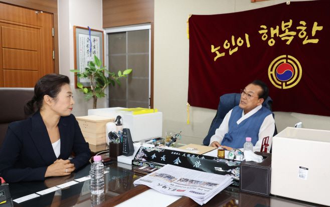 2일 용산 대한노인회 중앙회에서 김호일 회장이 '노인 폄하' 논란과 관련해 사과 방문한 더불어민주당 양이원영 의원을 만나고 있다. /연합뉴스