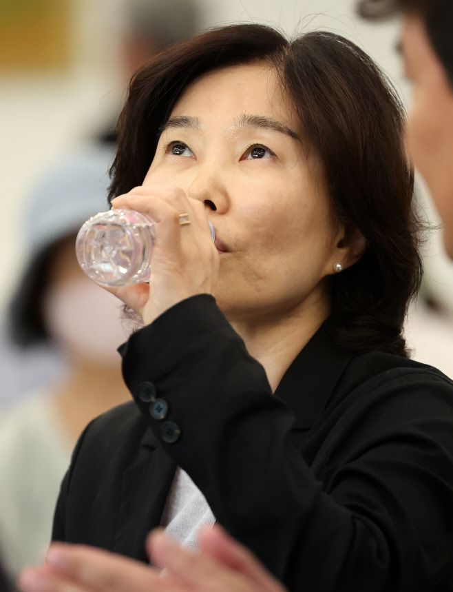 더불어민주당 김은경 혁신위원장이 2일 오후 강원 춘천시 세종호텔에서 열린 전국 순회 간담회 '강원도민과의 대화'에서 물을 마시고 있다./연합뉴스