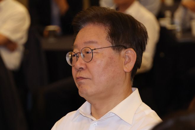 29일 강원도 원주 오크밸리에서 열린 더불어민주당 국회의원 워크숍에서 이재명 대표가 박광온 원내대표의 발언을 듣고 있다. /연합뉴스