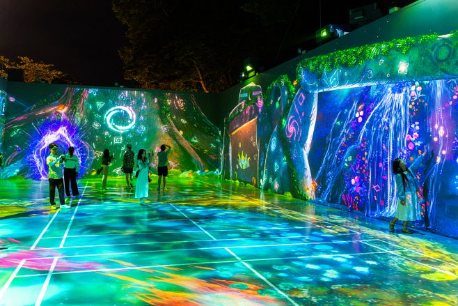 디피랑 '비밀공방'. 대형 스크린을 통해 동피랑의 옛 벽화들을 미디어아트로 만날 수 있다./ 한국관광공사 제공