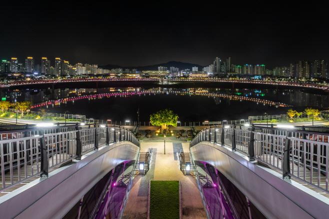 금강보행교 전망대에서 바라본 야경/ 한국관광공사 제공