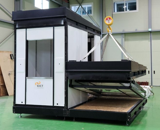 폴더블 모듈러 선별진료소 완성된 모습(왼쪽)과 철거 모습. /건산연