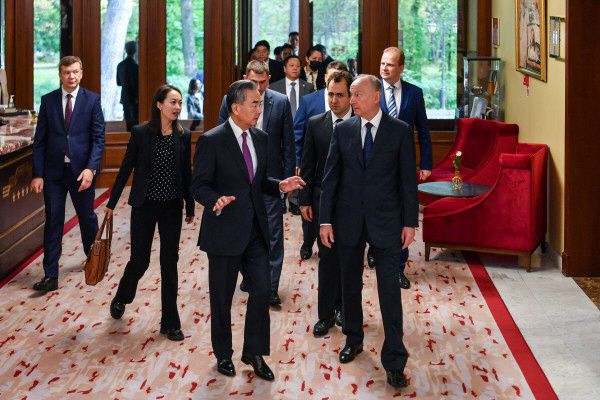 왕이 중국 외교부장(중국 공산당 중앙정치국 위원 겸 당 외사판공실 주임)은 19일(현지시간) 러시아에서 니콜라이 파트루셰프 러시아 국가안보회의 의장과 중러 전략안보협의를 개최했다./연합뉴스