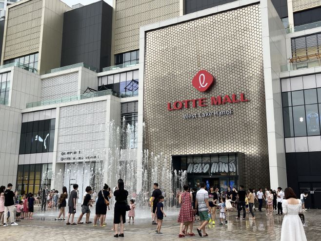 사전 개장 기간 중 롯데몰 웨스트레이크 하노이를 찾은 베트남 시민들의 모습/하노이 정리나 특파원