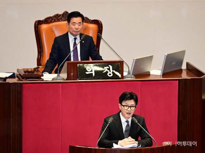 한동훈 법무장관이 21일 국회에서 열린 본회의에서 국회의원(이재명) 체포동의안에 대한 체포동의요청 이유설명을 하고 있다./이병화 기자