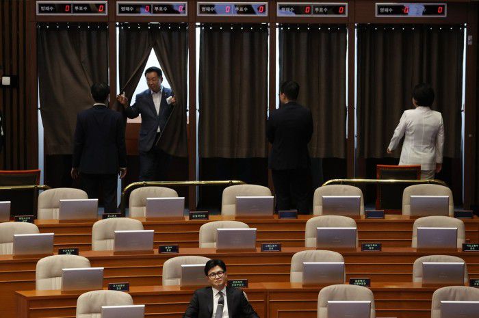 이재명 대표 체포동의안 투표하는 의원들