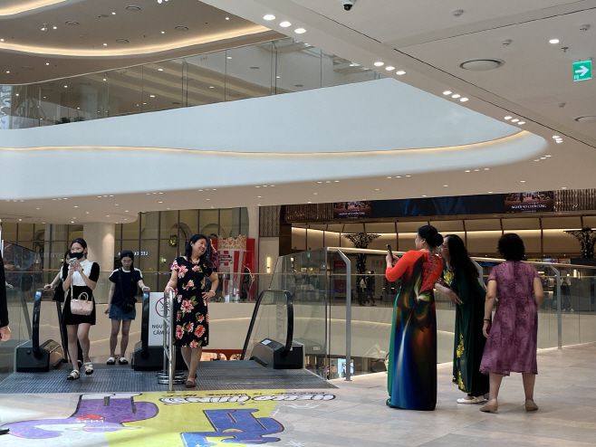 포토스팟으로 입소문이 난 롯데몰 웨스트레이크 하노이에서 시민들이 사진을 찍고 있다/하노이 정리나 특파원