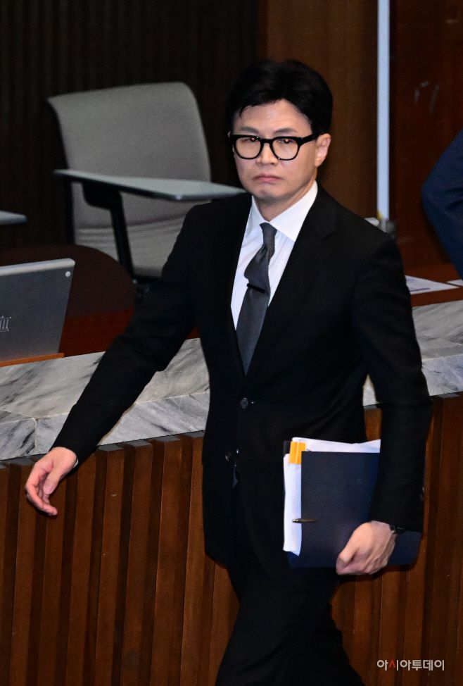 한동훈 법무부 장관이 21일 국회에서 열린 본회의에서 이재명 더불어민주당 대표에 대한 체포동의안 가결 후 본회의장을 나서고 있다./이병화 기자