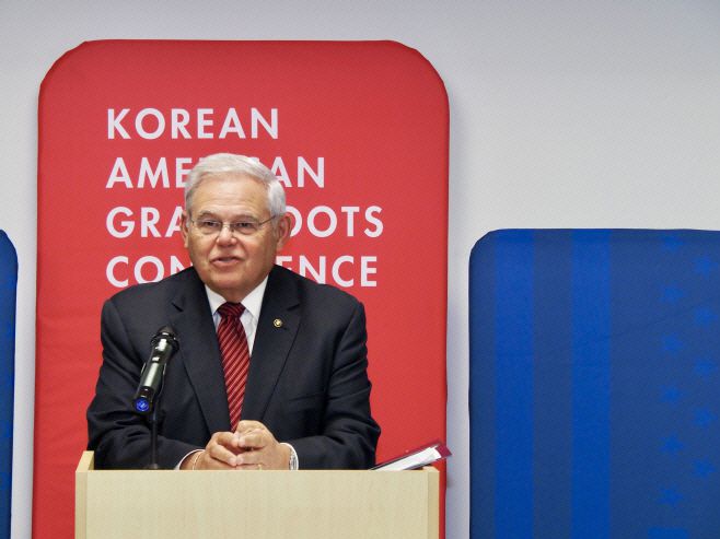 밥 메넨데스 미국 상원의원이 6월 21일 오후(현지시간) 미국 워싱턴 D.C.의 시민단체 미주한인유권자연대(KAGC) 사무실 개소식에서 연설을 하고 있다./하만주 워싱턴 특파원