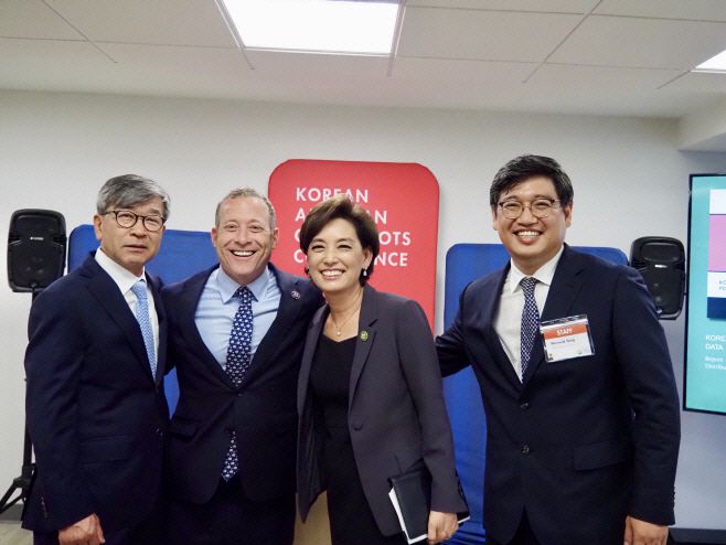 김동석 미주한인유권자연대(KAGC) 대표(왼쪽부터)·조시 고트하이머 미국 하원의원·영 김 하원 외교위원회 인도·태평양소원회 위원장·송원석 KAGC 사무총장이 6월 21일 오후(현지시간) 미국 워싱턴 D.C.의 KAGC 사무실 개소식에서 기념사진을 찍고 있다./하만주 워싱턴 특파원