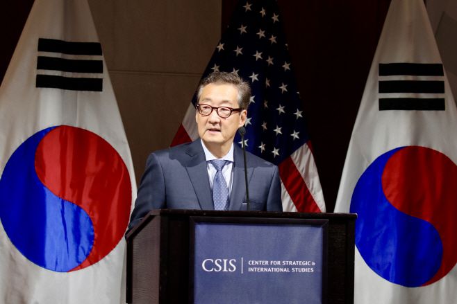 빅터 차 미국 전략국제문제연구소(CSIS) 아시아 담당 부소장 겸 한국석좌가 25일(현지시간) 미국 워싱턴 D.C. CSIS에서 개최한 한·미전략포럼에서 포럼 개최의 의미를 설명하고, 토니 블링컨 미국 국무부 장관을 소개하고 있다./하만주 워싱턴 특파원