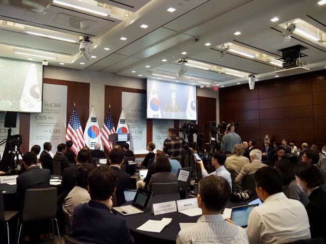 국제교류재단(KF)과 미국 전략국제문제연구소(CSIS)가 25일(현지시간) 미국 워싱턴 D.C. CSIS에서 개최한 한·미전략포럼 참석자들이 박진 외교부 장관의 영상 축사를 경청하고 있다./하만주 워싱턴 특파원