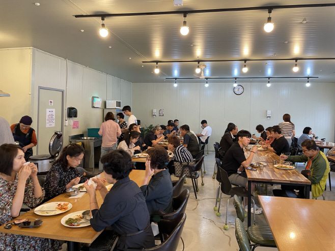 주민들이 점심을 먹고 있는 모습./윤요섭 기자