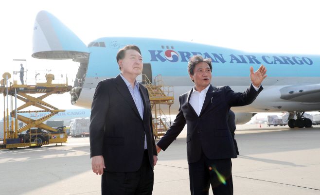 윤석열 대통령이 추석 연휴 첫날인 28일 오후 영종도 인천국제공항 대한항공 화물터미널을 방문, 이학재 인천국제공항공사 사장과 대화하고 있다. /연힙뉴스