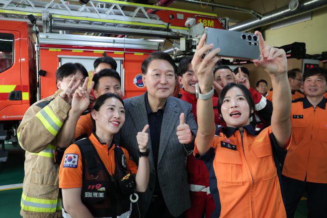 윤석열 대통령이 추석 연휴인 30일 서울 중구 서울중부소방서를 방문, 현장 소방관들을 격려한 뒤 기념사진을 찍고 있다. /제공=대통령실