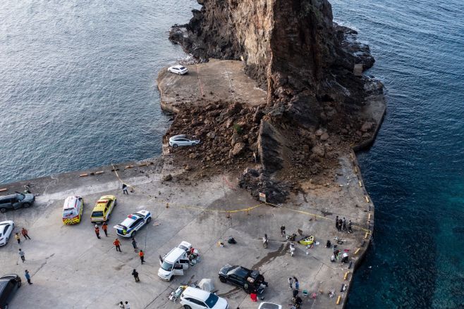 붕괴된 경북 울릉도 거북바위. 경찰이 통제 중이다./울릉군